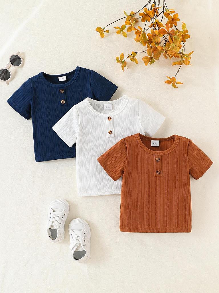 Three-piece set for baby boys, including three refreshing and breathable textured knitted round-neck top with button decoration