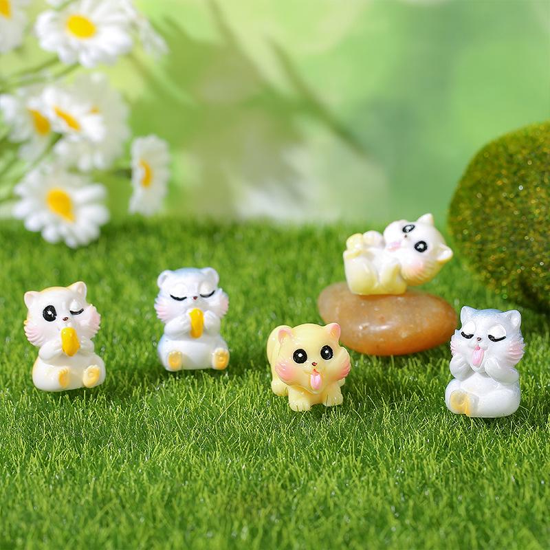 Cartoon Squirrel Resin Ornament: Cute Mini Animal Decoration for DIY Micro-Landscapes