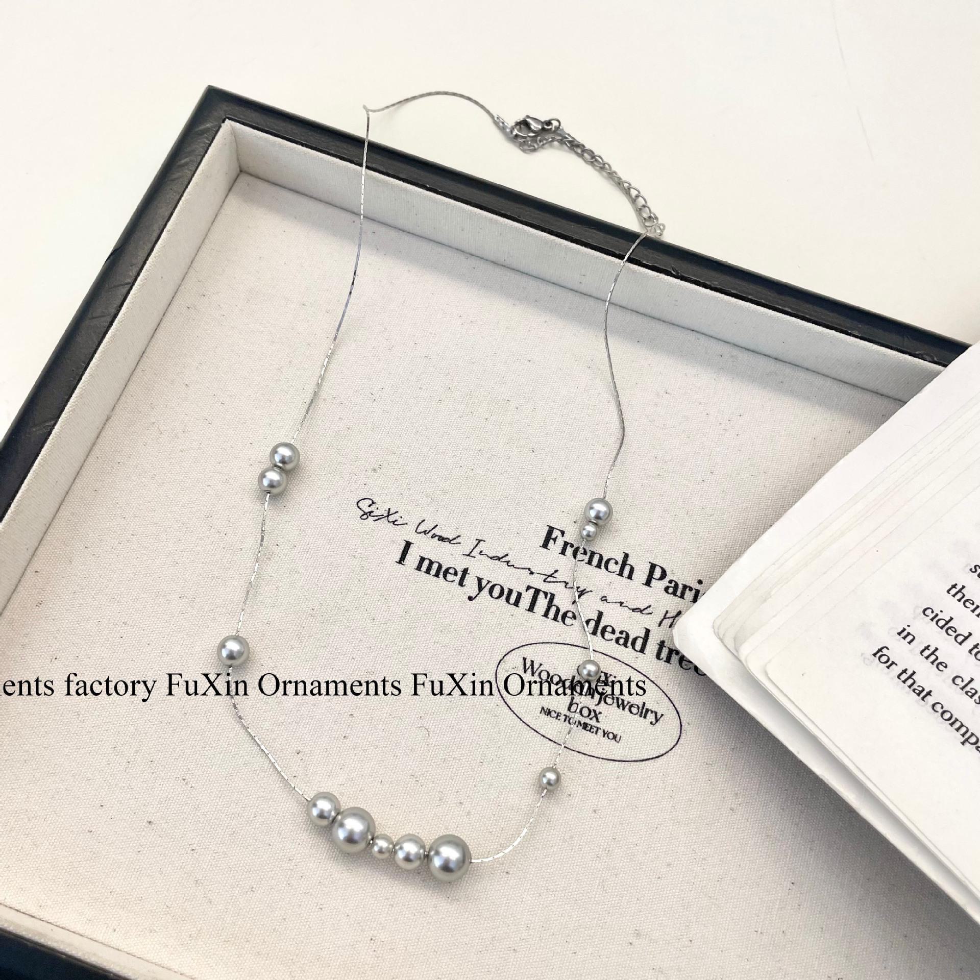 

Элегантное светло-серое жемчужное и золотое цепочное ожерелье - модный аксессуар высокого класса N0961