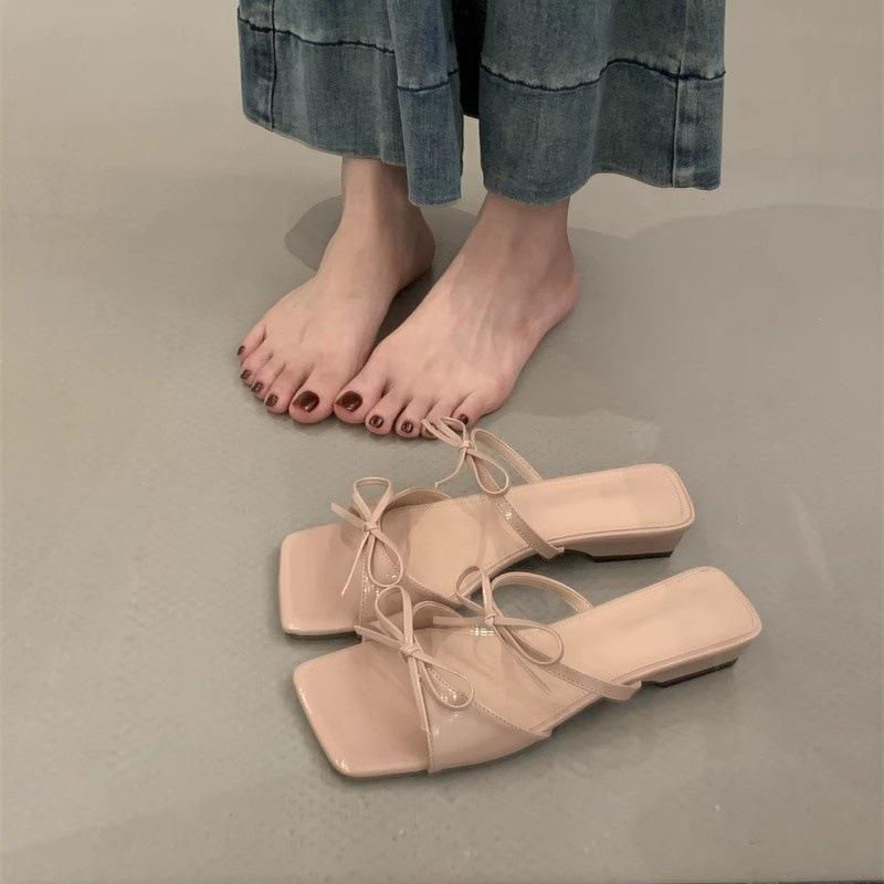 Französische quadratische Zehenpartie offene coole Hausschuhe Damen 2025 Sommer schöne Schleife Feenwind nach dem Tragen Sandalen mit dickem Absatz