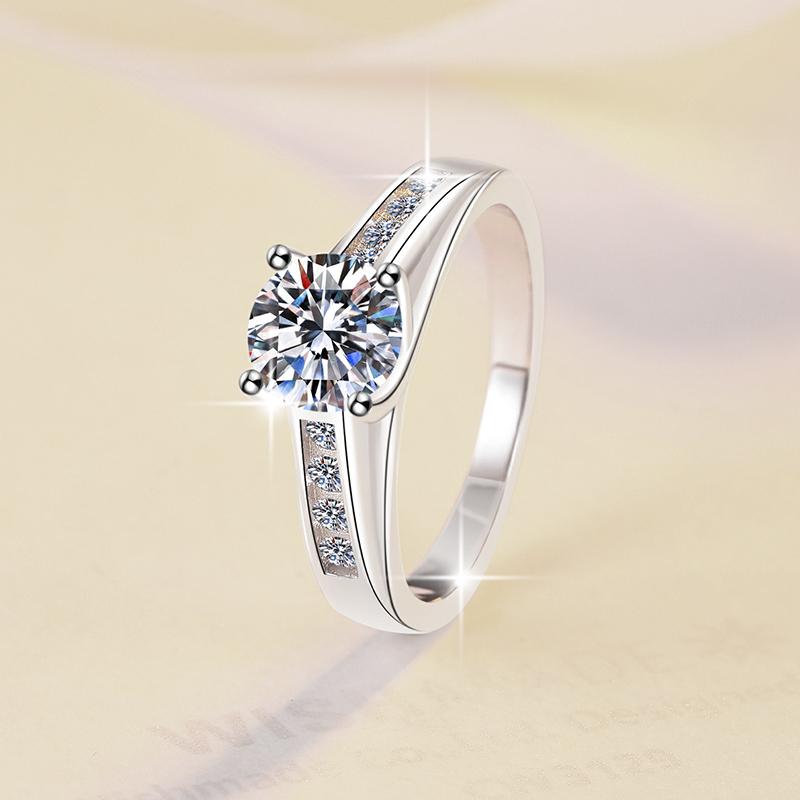Classic Four Claw Jewelry S925 Sterling Silver 1ct Round Cut D Color VVs1 Moissanite Wedding Engagement Ring for Women Gift