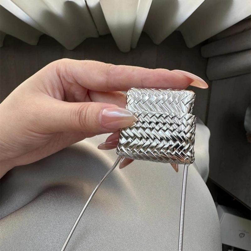 Habl Blogger-Style Water Purifier Pendant Necklace: Versatile Women's Accessory, Ideal for Layering with Sweaters.