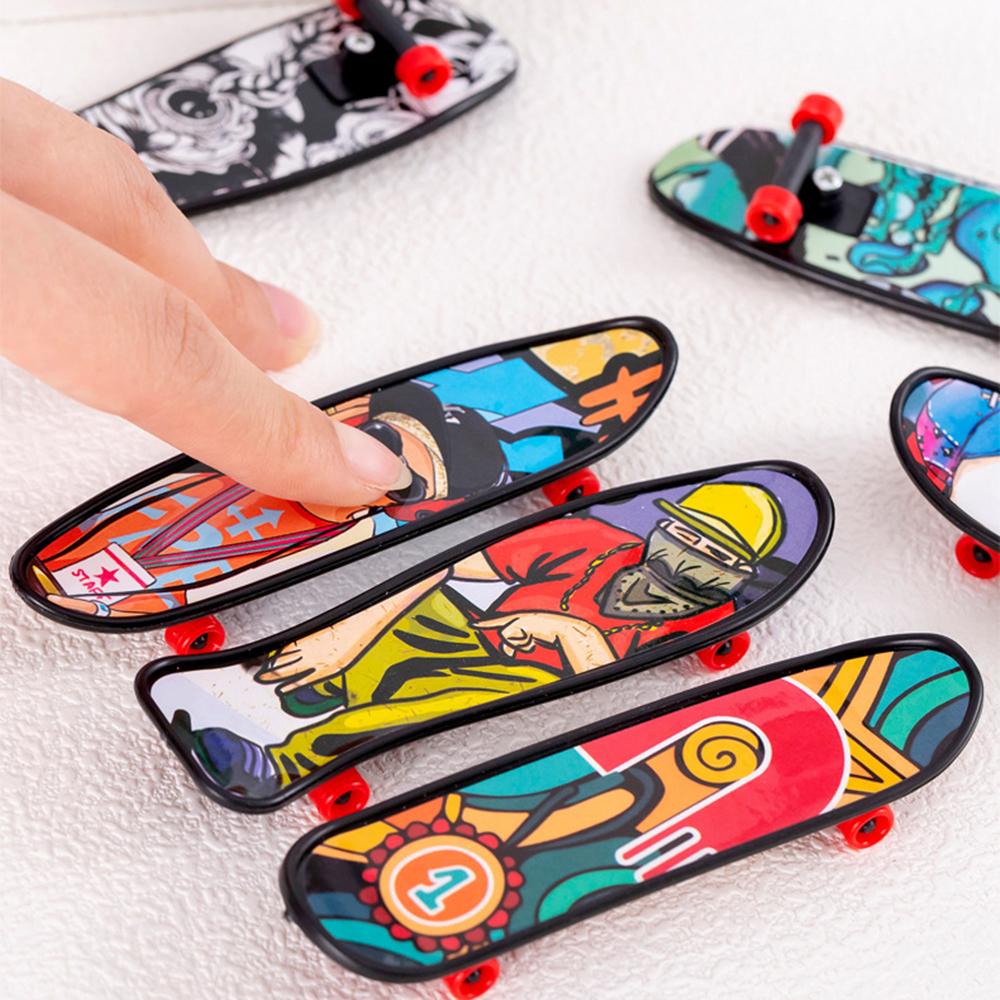 12/30 ks Dětské párty dárky Mini prstový skateboard hra Baby shower Piñata Plniče do bonbónových sáčků Karneval Vánoční párty dárkový balíček