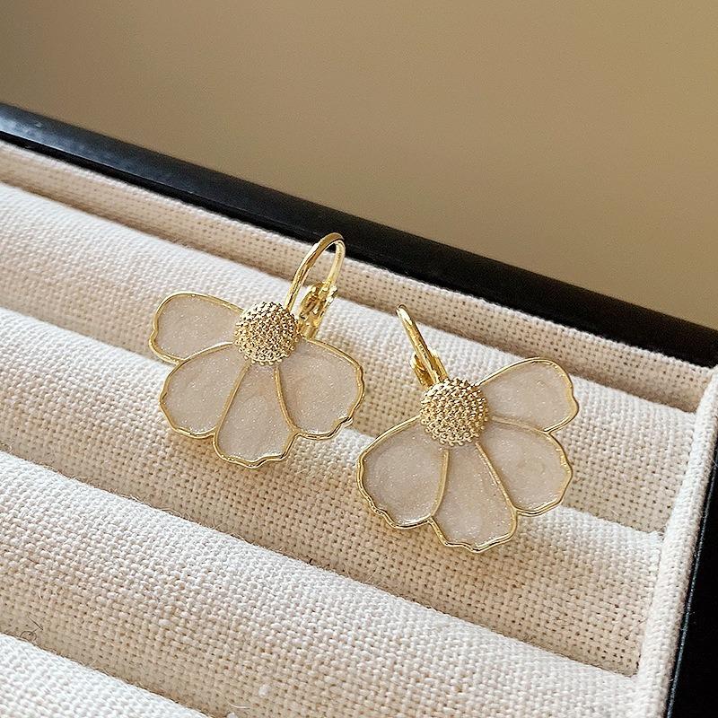 Monet garden oil painting style love flower pearl earrings fashion temperament stud earrings French sweet small fresh earrings