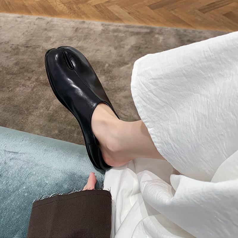 Fashion Novelty Split Toe Shoes Woman Ninja Tabi Slippers Leather Slides Comfy Mules Femmes Clog Sandals Pettitoes Loafers Women Flats