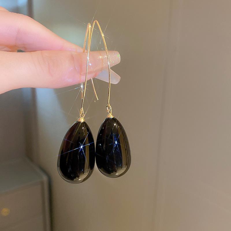 Elegante Ohrhaken-Ohrringe mit tropfenförmigen Imitationsperlen: Französisch inspirierte Mode für vielseitige, anspruchsvolle Frauen.