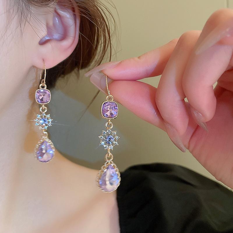 Náušnice s třásněmi ve tvaru motýla s diamantem a stříbrnou jehlou: Retro evropský a americký styl, elegantní křišťálové náušnice, lehký luxus pro ženy.