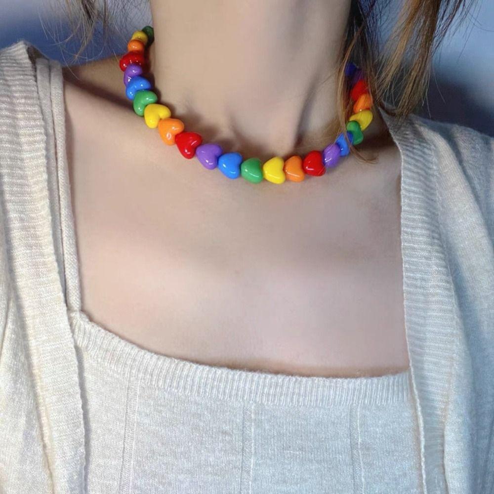 Chaîne de clavicule colorée Collier de perles en acrylique en forme de cœur d'amour Collier arc-en-ciel tendance L'amour est l'amour