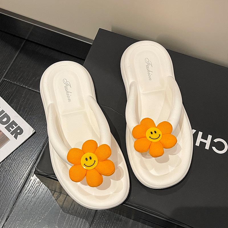 Cute pinch-on flip-flops women's summer outer wear New Year's new soft-bottomed wet beach cool slippers