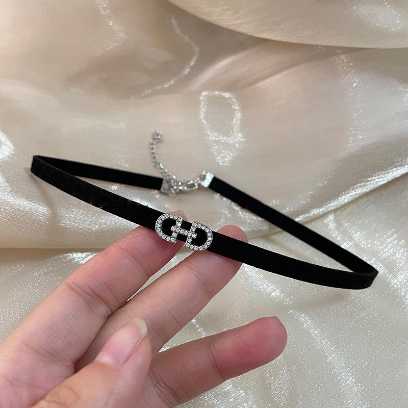 

Элегантное черное колье-чокер для женщин - модный аксессуар для воротника и ключицы