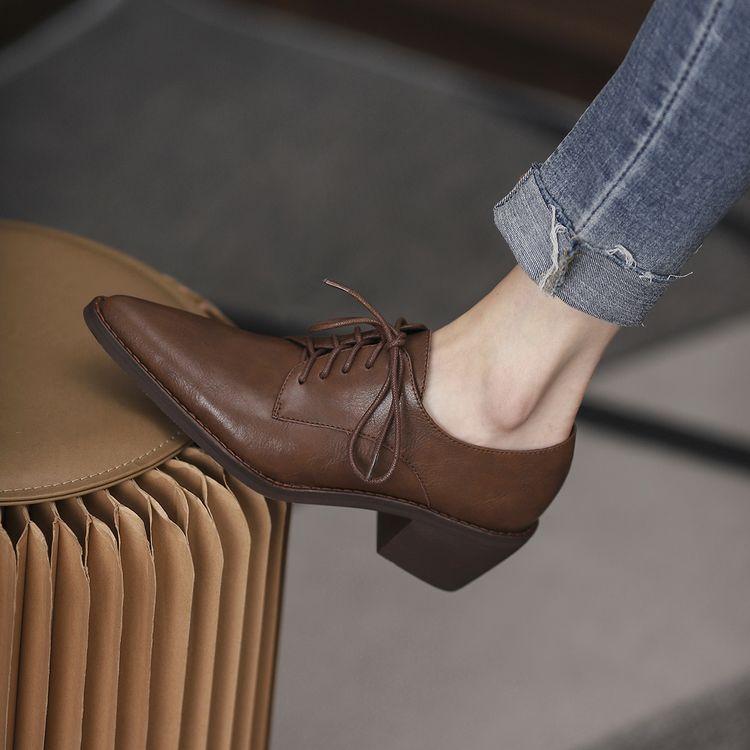 

Мода НОВЫЕ Весенне-осенние женские туфли-лодочки с острым носком и толстым каблуком, лаконичные туфли из спилка для женщин, на шнуровке, ручной работы, женская обувь 42