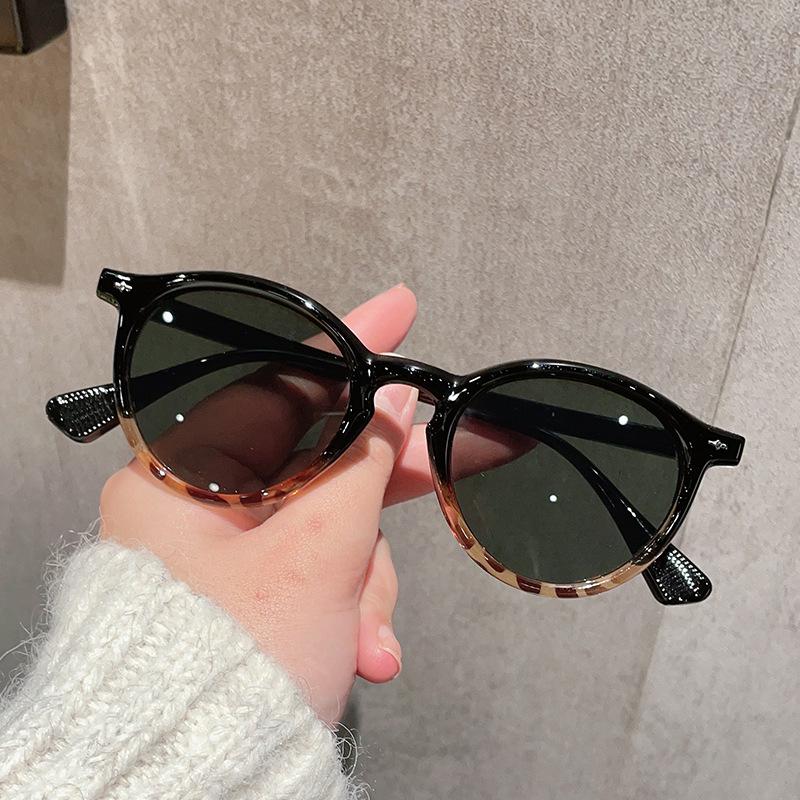 Round Shape Women's Sun Glasses Vintage Retro Rivets Decoration Sunglasess Women UV400 Protection Male Sunglass