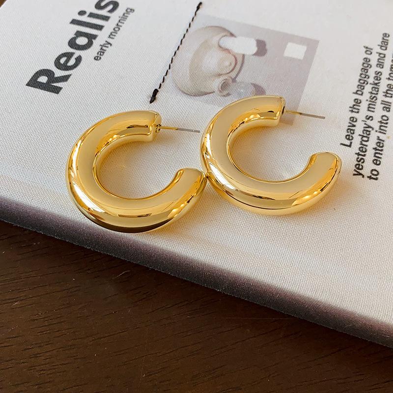 

Steel needle European and American C-shaped stud earrings, simple and cold style earrings, fashionable and advanced retro earrings.