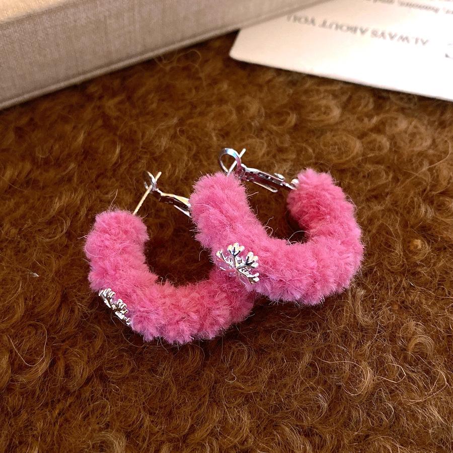 

Autumn and winter retro Hong Kong style plush C-shaped earrings light luxury stud earrings personality temperament earrings women