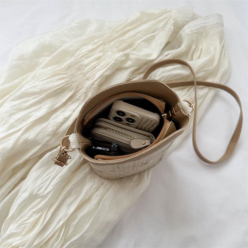 This year's popular small bag women's 2025 summer new trendy fashion shoulder messenger bag Internet celebrity lace straw bucket bag