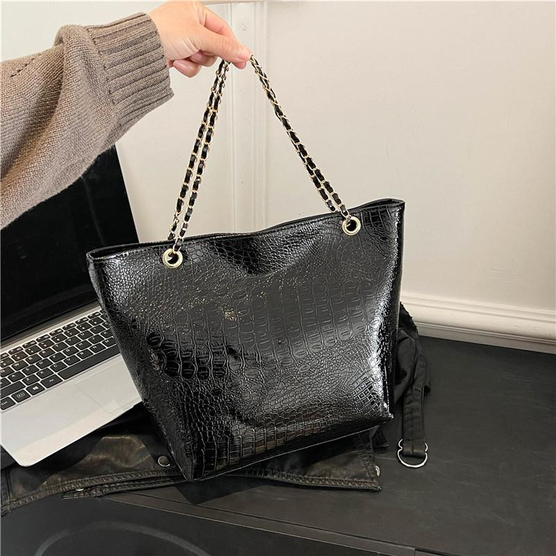 

Stylish, simple and personalized crocodile pattern large-capacity tote bag women s solid color new casual versatile commuter shoulder bag чёрный