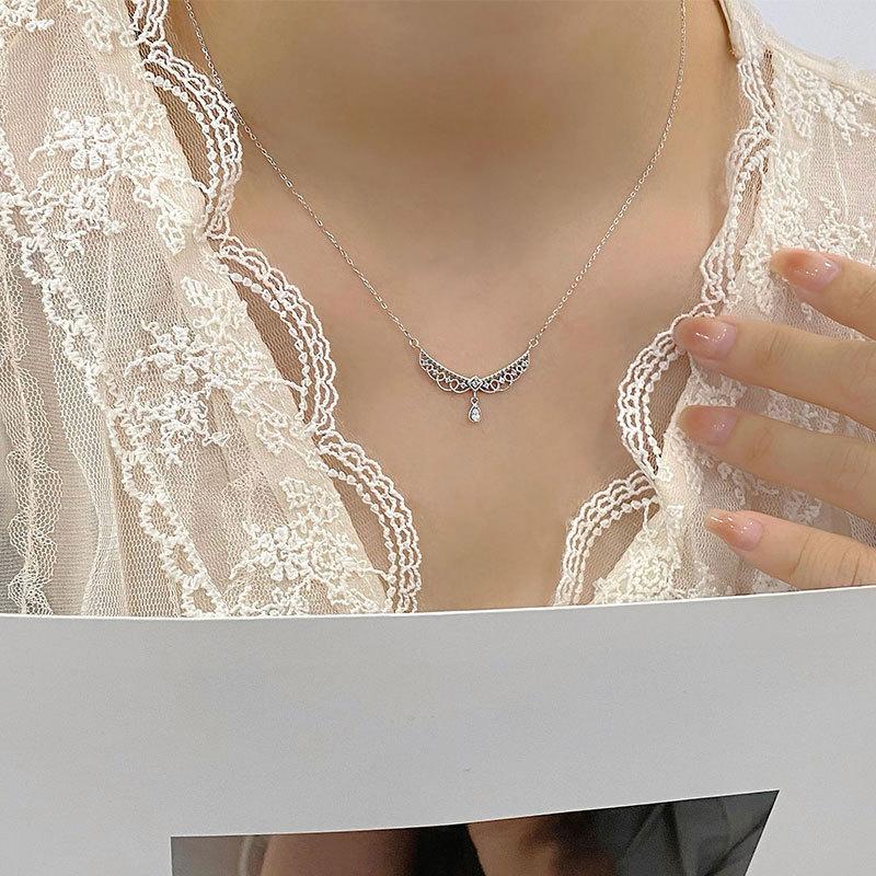 Hollow Lace Wings, Water Drop Diamond Necklace, Elegant and Popular Style, Clavicle Chain, Super Immortal Clavicle Chain