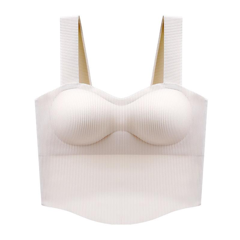 Vestindo uma camisola pequena por fora com um enchimento no peito Terno feminino usando uma camisa de fundo curto por dentro e um sutiã francês apertado