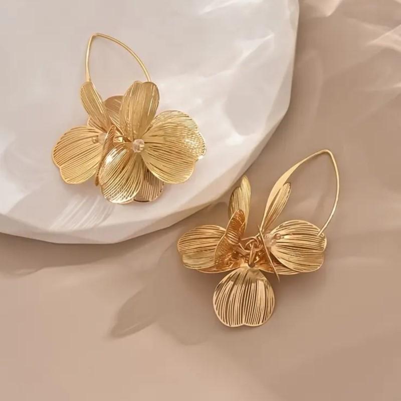 Elegant Golden-Tone Floral Dangle Earrings for Women Chic Long Hollow Design Earrings Party Jewelry Accessories
