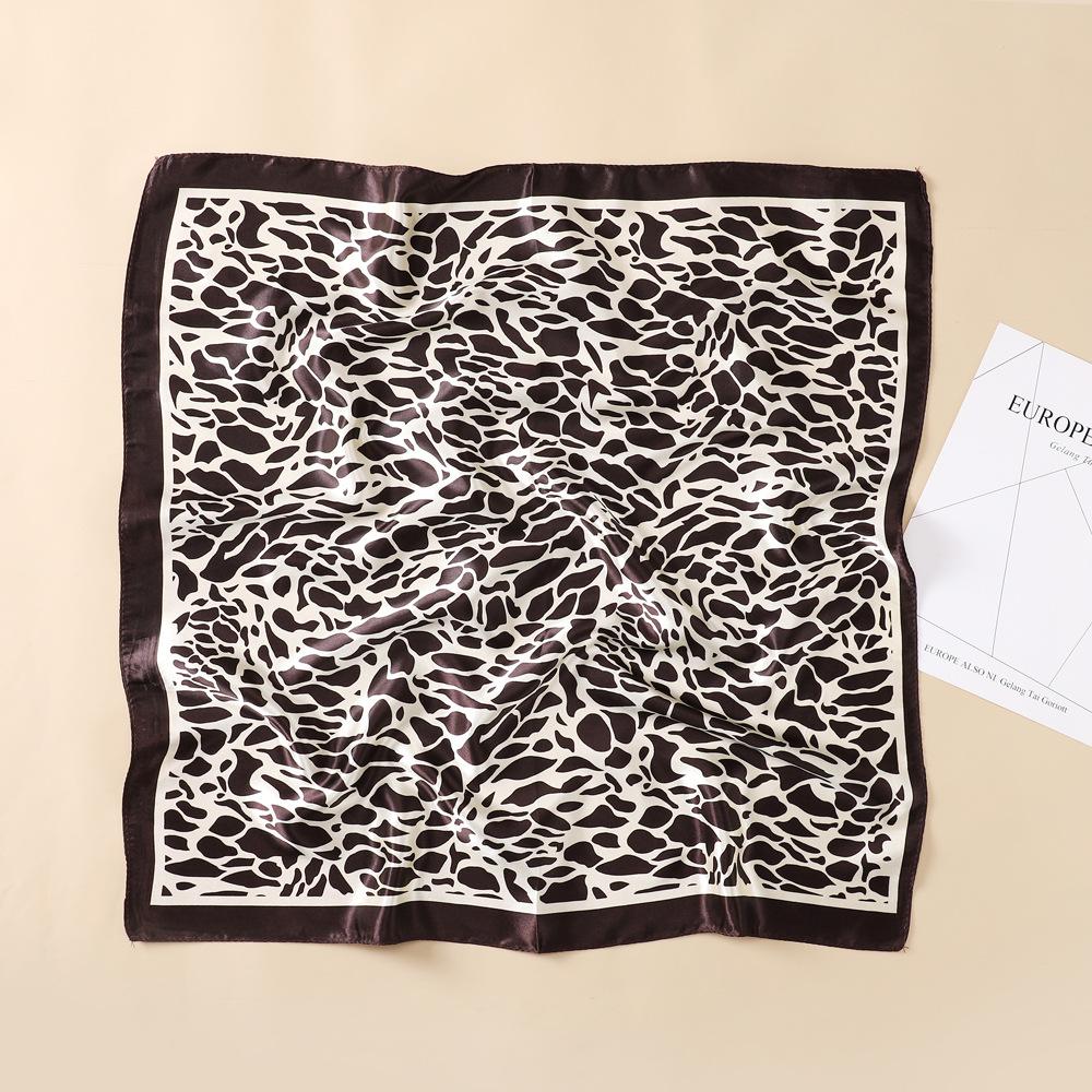 Leopardtrykk lite silkeskjerf 60 cm lite firkantet skjerf Dameskjerf Dekorativt hodeskjerf Mote silkeskjerf Halskjede