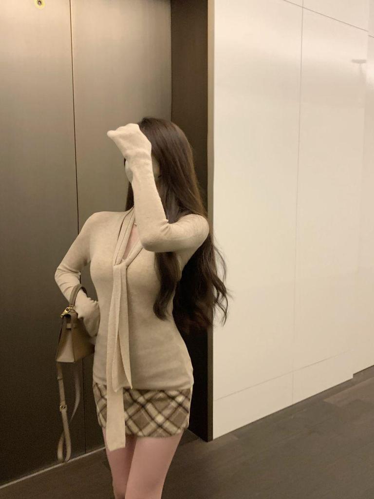 Women's Slim V-Neck Sweater - Versatile, Elegant Early Spring Wear