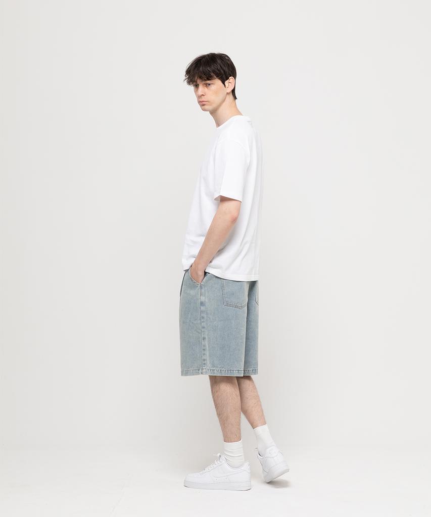CHAMBROS Wide Non-Faded Single-Pleat Bermuda Denim Half Pants [Light Blue]