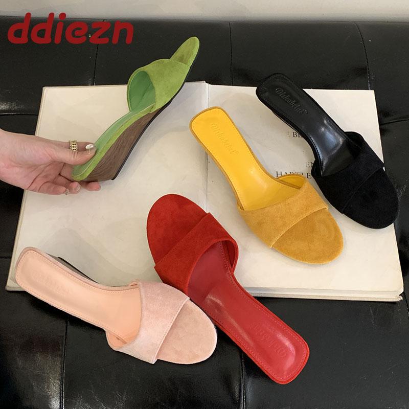 Mode Luxusmode Flock Damen Keilabsatz Hausschuhe Weibliche Pantoletten Sandalen Schuhe Runde Zehenpartie Schuhe Damen Absatz-Hausschuhe Keilabsatzschuhe