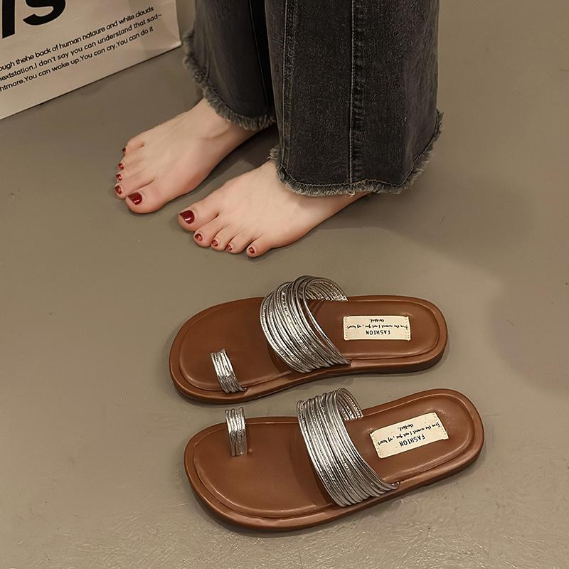

Нишевый дизайн набор пальцев крутые тапочки женские летние 2025 новые с юбкой приморские плоские римские сандалии 40 серебряный