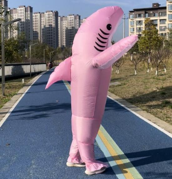 

Кумедний надувний костюм акули Плюшева іграшка для вечірки або виступу на Хелловін One Size рожевий