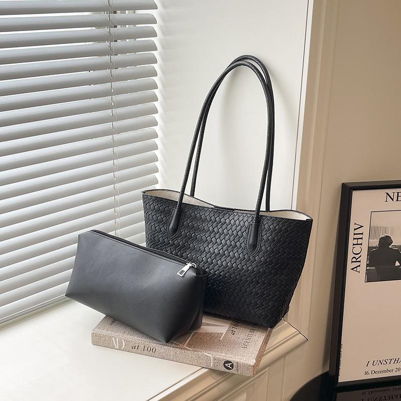 

Large capacity commuter versatile fashion casual mother and child bag women s personality solid color 2025 autumn and winter retro shoulder bag чёрный