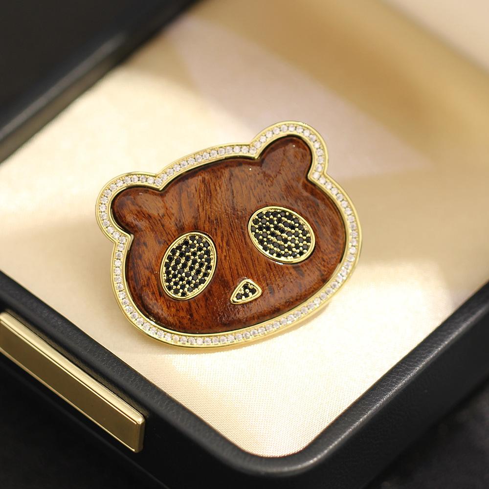 New high-end wood-inlaid stone panda head brooch, personalized versatile gold-plated fashion animal pin, the same for men and women