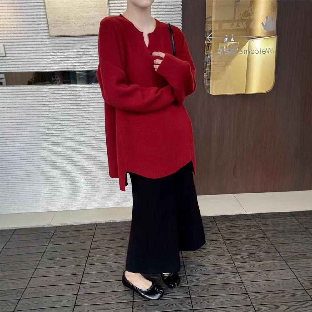 Ein neuer lockerer und modischer Strickpullover für Damen mit einem Pullover, Scherenkragen, lässigem Stil und unregelmäßigem Saum