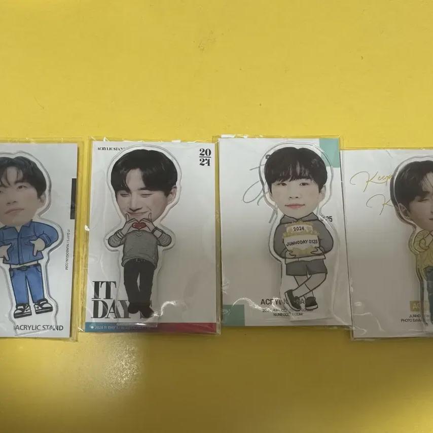 

Ли Джун-хо делает акрил