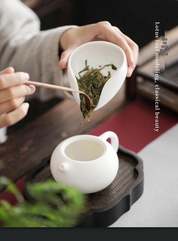 Ling Yi White Porcelain Gongfu Tea Set: Tea Spoon, Tea Measure, Portioning Tray, and Accessories.