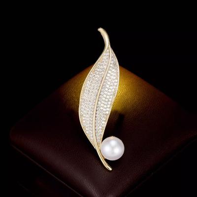 Die goldene Blatt Zhenhui Brosche ist eine einzigartige und feminine Perlenblatt-Korsage mit einem unverwechselbaren Design