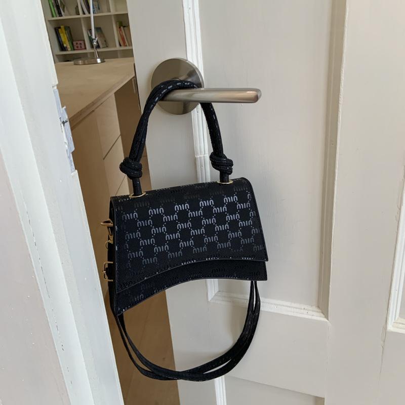 

Фактурная сумочка 2025 новая ретро печатная на плечо сумка-мессенджер повседневная модная маленькая квадратная сумка сумка под мышкой чёрный