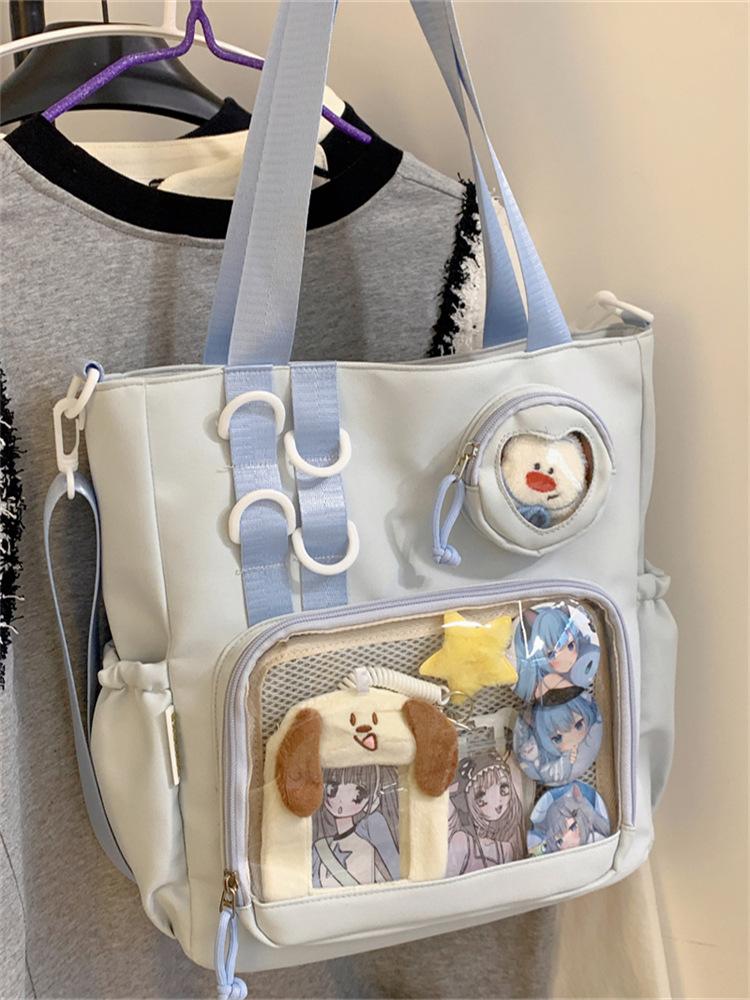 

Школьный рюкзак универсальный, простой и вместительный, и класс загружен книгами. Почтальон прозрачный и у него одно плечо