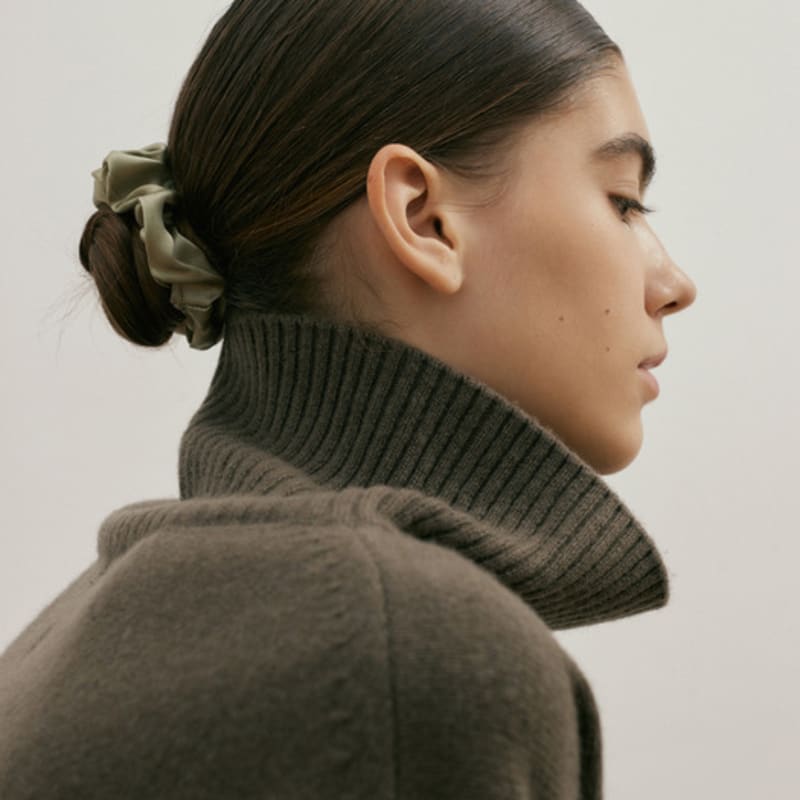 

AVVINA PELLE Шелковая резинка для волос (S) - Фисташковый Pistachio