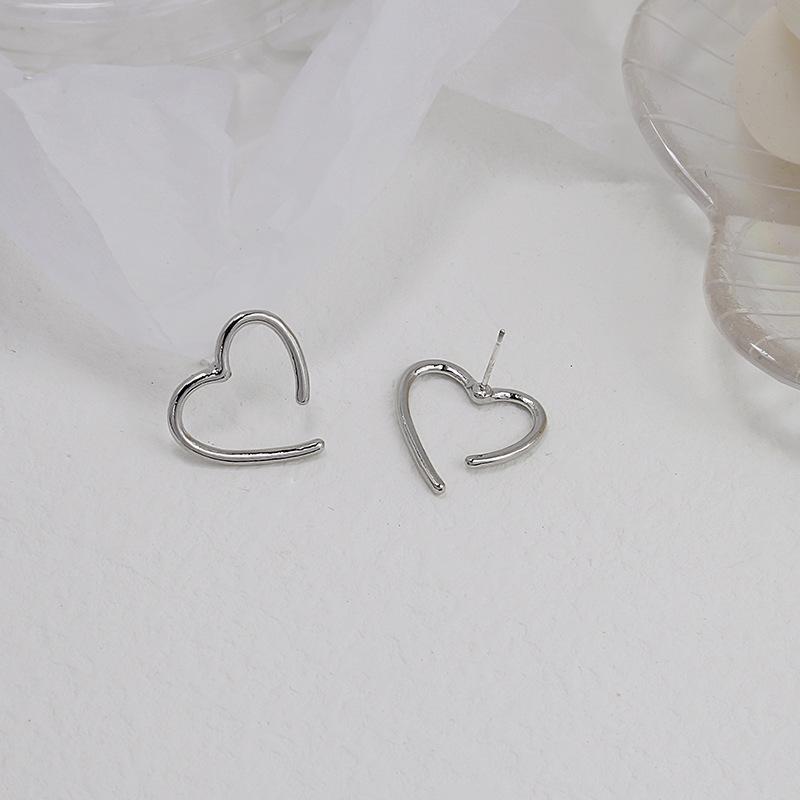 Silver Needle Non-Piercing Heart Earrings for Women - Minimalist, Simple Lines, Niche Design Ear Jewelry