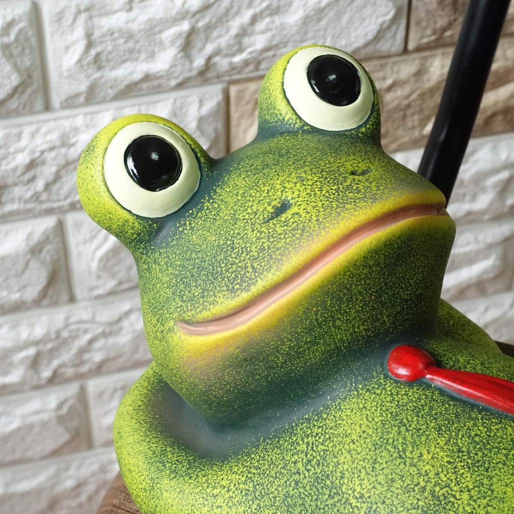 Vyrobeno v Portugalsku Frog Green Terracotta Figurka Red Tie Garden Object Happy Purring Frog pto-1003g