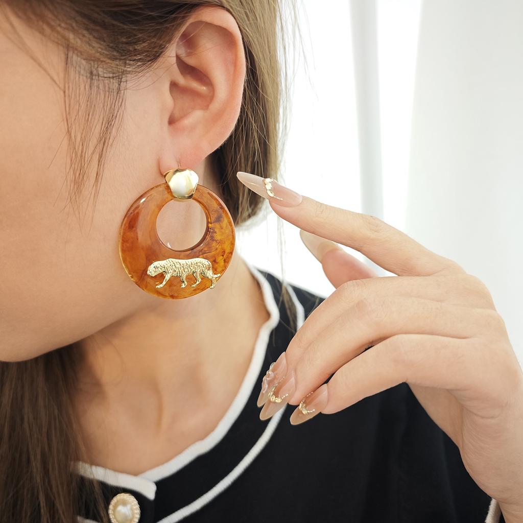 Resin Amber Smudged Round Ring Tiger Earrings, Retro Maillard Style Light Luxury Simple Personalized Earrings For Women