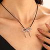 Goth Y2K Schleifenanhänger Schwarzes Lederseil Halskette für Mädchen Ästhetisch Emo 2000er Antik Silberfarbene Schmuck Accessoires