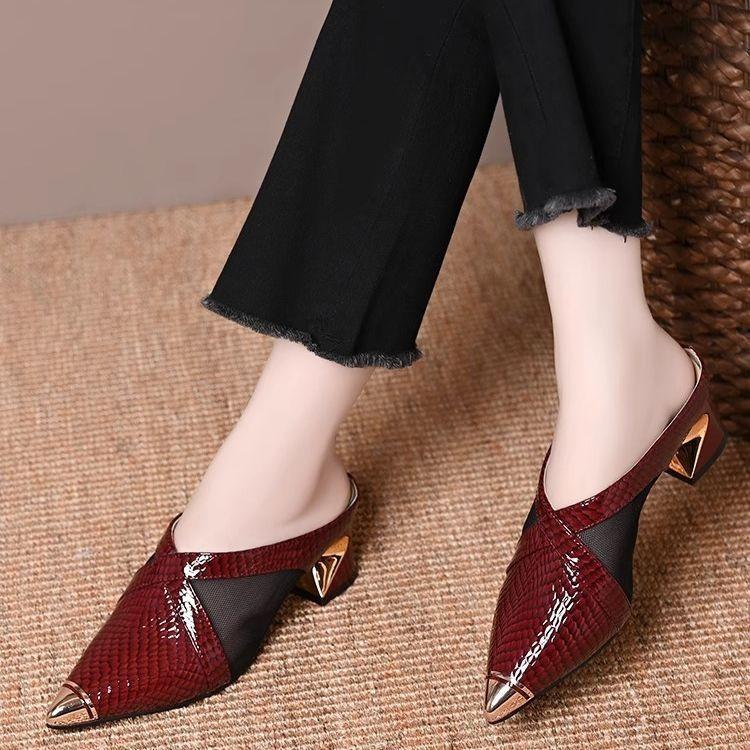 

Весенне-летние новые металлические туфли-полушлепанцы с острым носком на среднем каблуке, женская обувь на толстом каблуке, подковы и сумка для通勤, сандалии с закрытым носком 40 бордовый