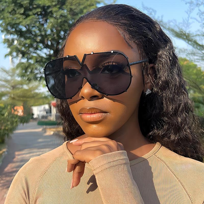 Autumn/Winter Fashion Metal-Frame Sunglasses with Integrated Lenses, Large Frames, European and American Style