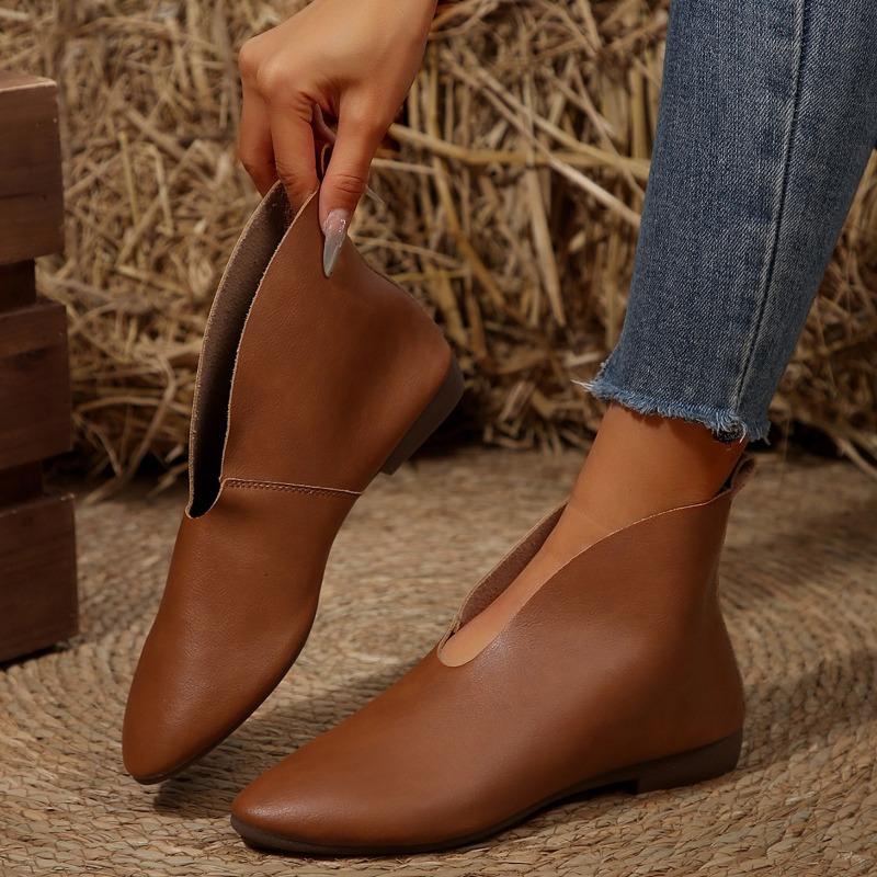 Wind Pointed Low Heel Leather Boots Women's Autumn and Winter New Large Size Flat Sleeve Chelsea Boots Women