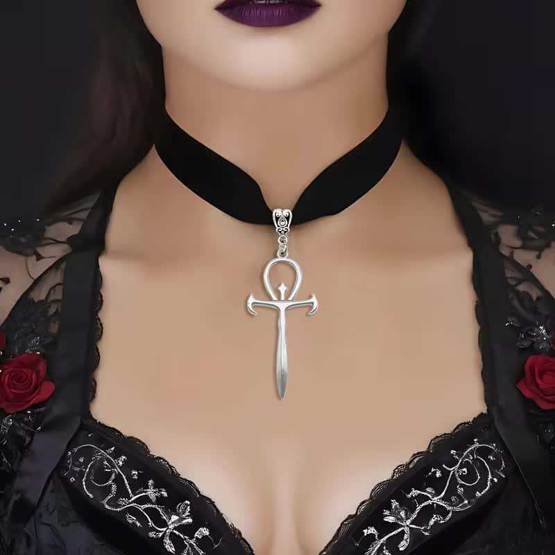 Collana Choker Vampiro Gotico in Velluto Nero con Ciondolo Ankh Spada Croce Colore Argento per Uomini Donne Halloween Gioielli Stregoneria
