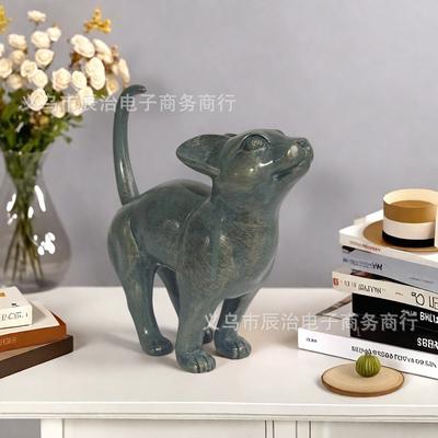 La nouvelle et attrayante statue-ornement de chat en résine bronze convient pour la décoration de table de maison, de cour et de jardin.