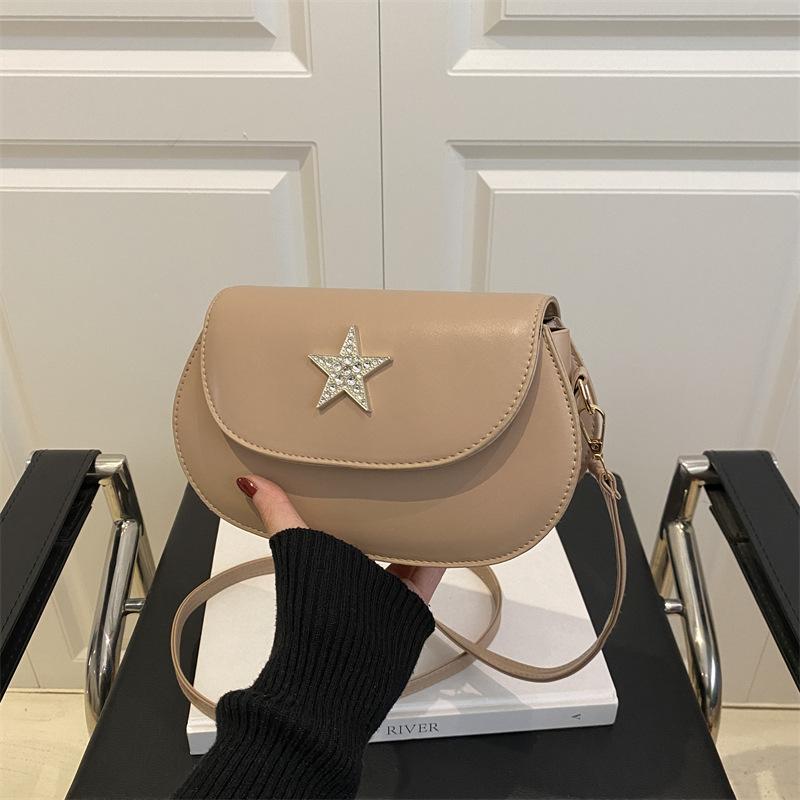 

инс нишевая персонализированная сумка с бриллиантами и звездами женская сумка 2025 весна новая сумка-седло модная однотонная маленькая квадратная сумка хаки