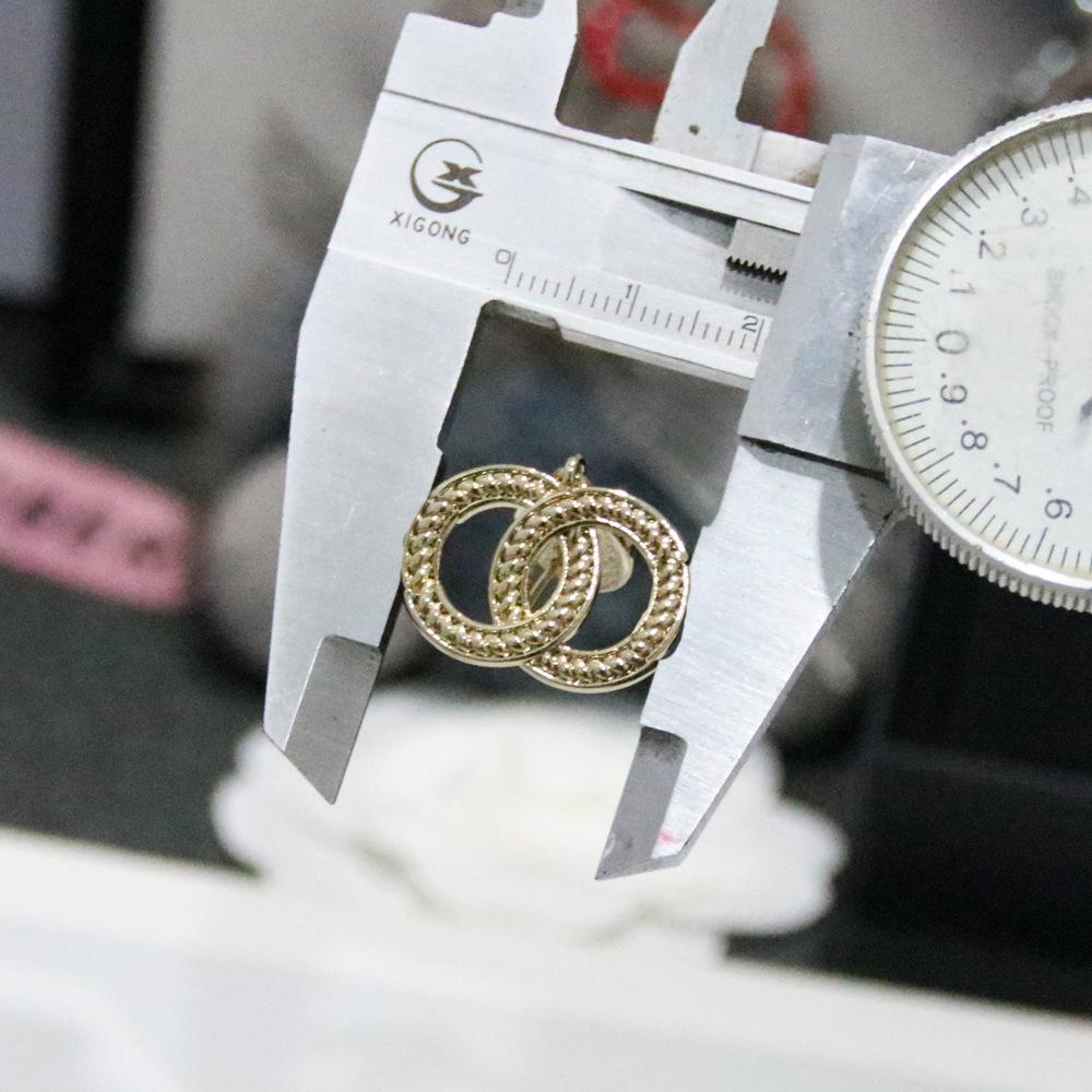 3052 Douyin-Stil Metalltextur Französische gerippte Doppel-C-Ohrringe