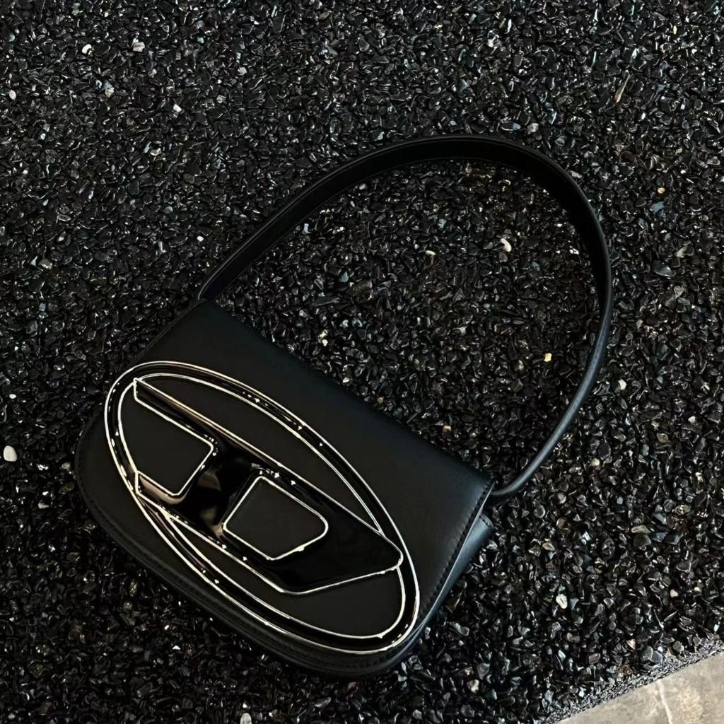 Stylish Silver Small Shoulder Bag For Women With Chic Unique Design And Versatile Appeal